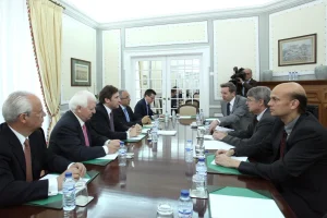 Passos Coelho em reunião com o 'troika' em 2011.