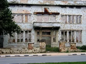 Building_with_Bullet-holes_in_Huambo,_Angola