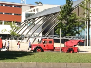 Camião histórico dos bombeiros à frente do ex-quartel.