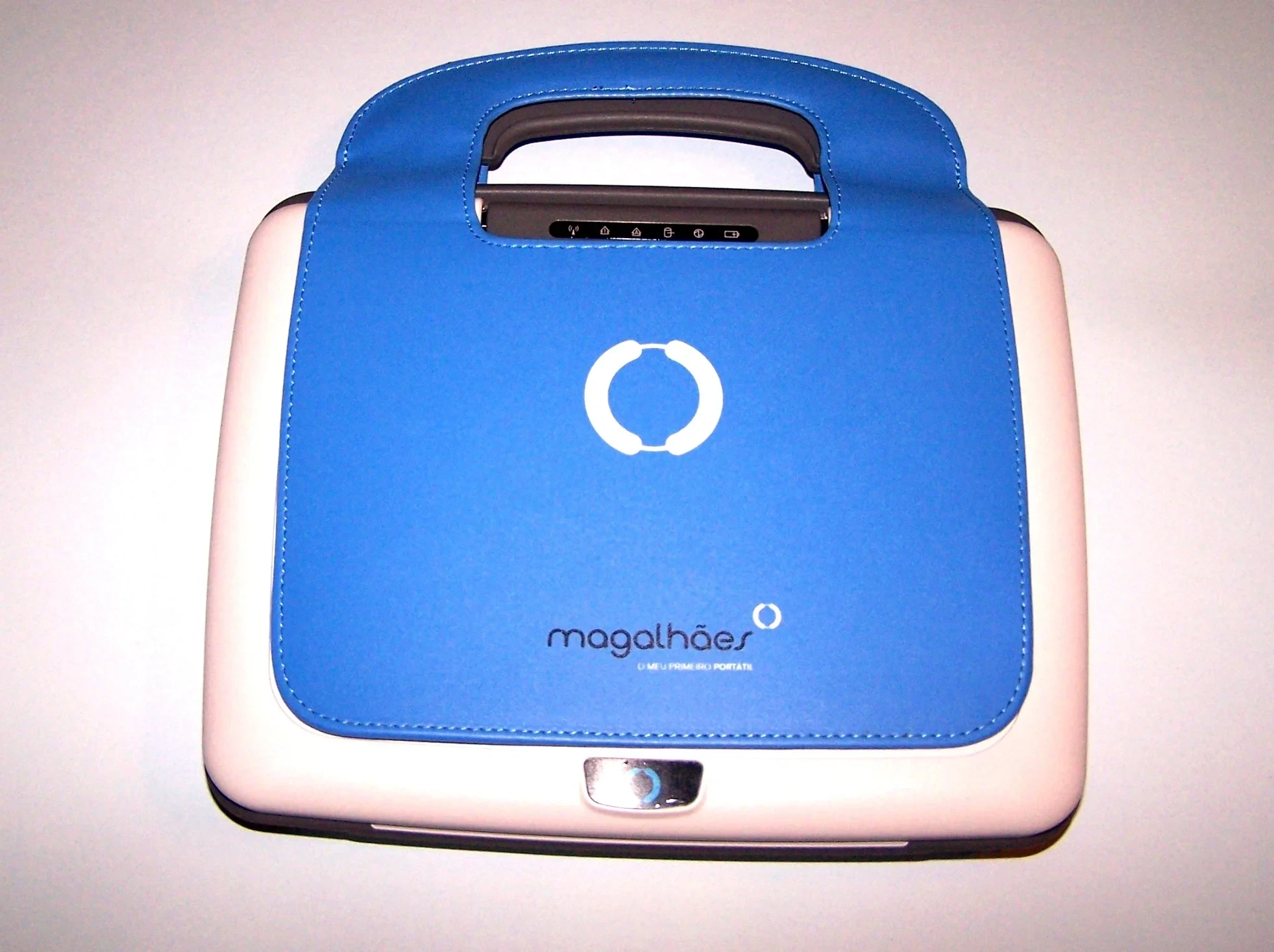 O “Magalhães” era um produto de consumo fechado, e cujos fins educativos sempre foram secundários. Um estudo notou que a qualidade de construção era fraca, e que os alunos e os docentes se sentiam frustrados com as constantes avarias dos computadores